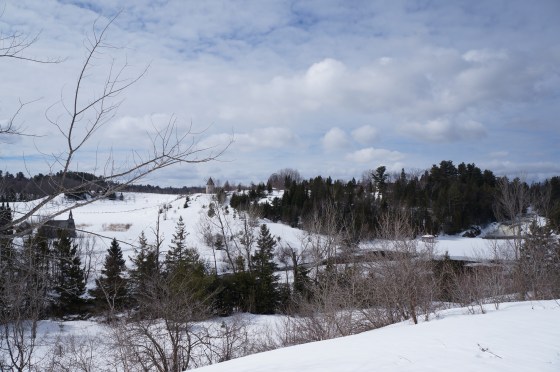 Vue d'ensemble sur la chapelle, le moulin et la chute à l'auberge Le Baluchon