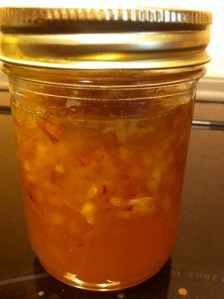 Détail sur pot de confiture pêches, amandes, amaretto