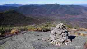 Un des multiples Cairns au sommet du Mont Wright