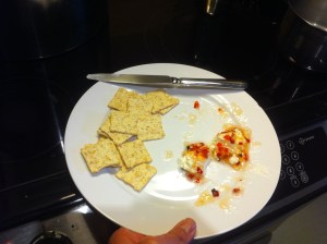 Ce que l'on fait avec de la confiture de piments forts : la verser sur du fromage à la crème et servir avec biscottes